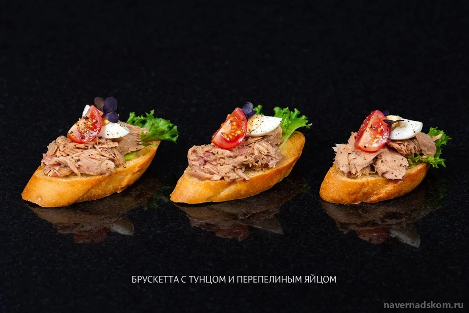 Брускетта с тунцом. Брускетта с тунцом и яйцом. Брускетта с тунцом, черри и перепелиным яйцом. Брускетта с тунцом консервированным.